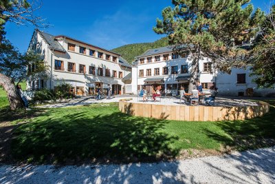 la_jolie_colo_exterieur_batiment_terrasse_autrans_sept2022evjuraszek_7retoucheeLIGHT.jpg